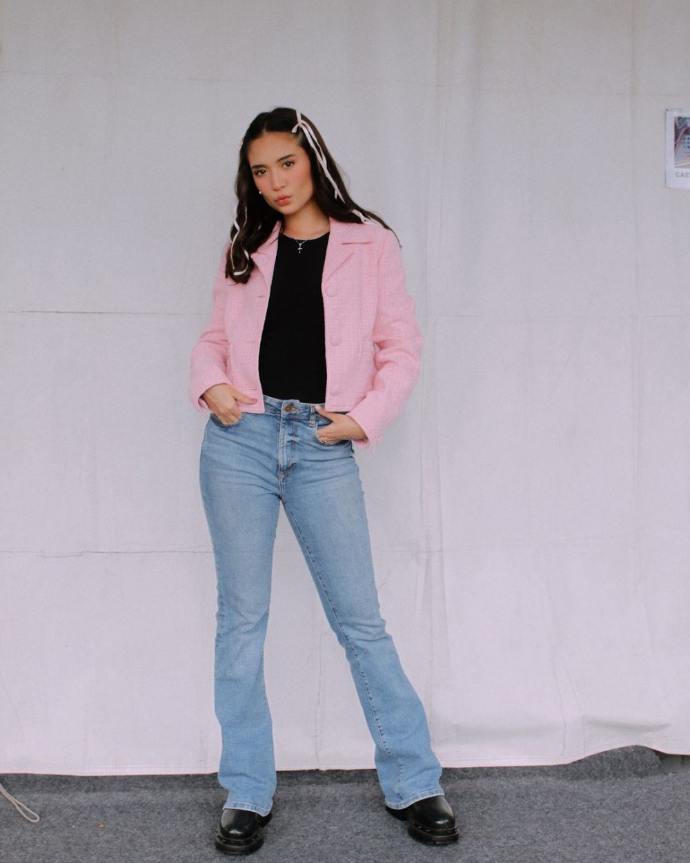 8 Referensi Simple Look Celana Jeans ala Asha Assuncao