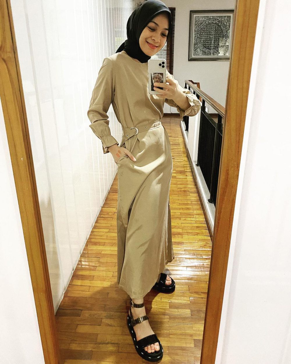 9 Gaya OOTD Hijab Dian Ayu Lestari saat Mirror Selfie, Super Kece!