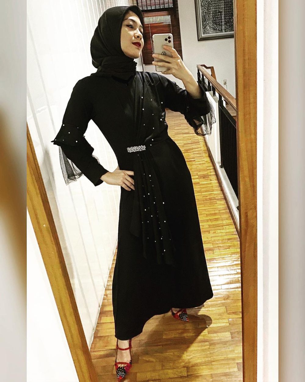 9 Gaya OOTD Hijab Dian Ayu Lestari saat Mirror Selfie, Super Kece!