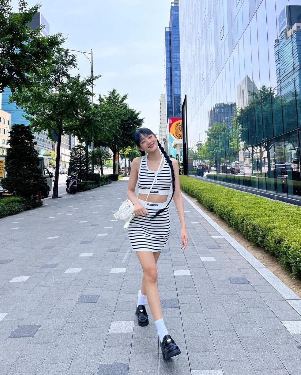 8 Inspirasi Mix and Match Rok Minnie (G)I-DLE yang Stylish