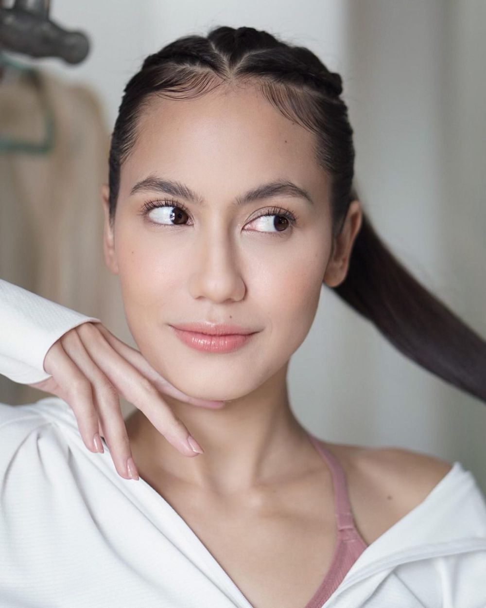 9 Inspirasi Makeup Minimalis ala Pevita Pearce, buat Daily!