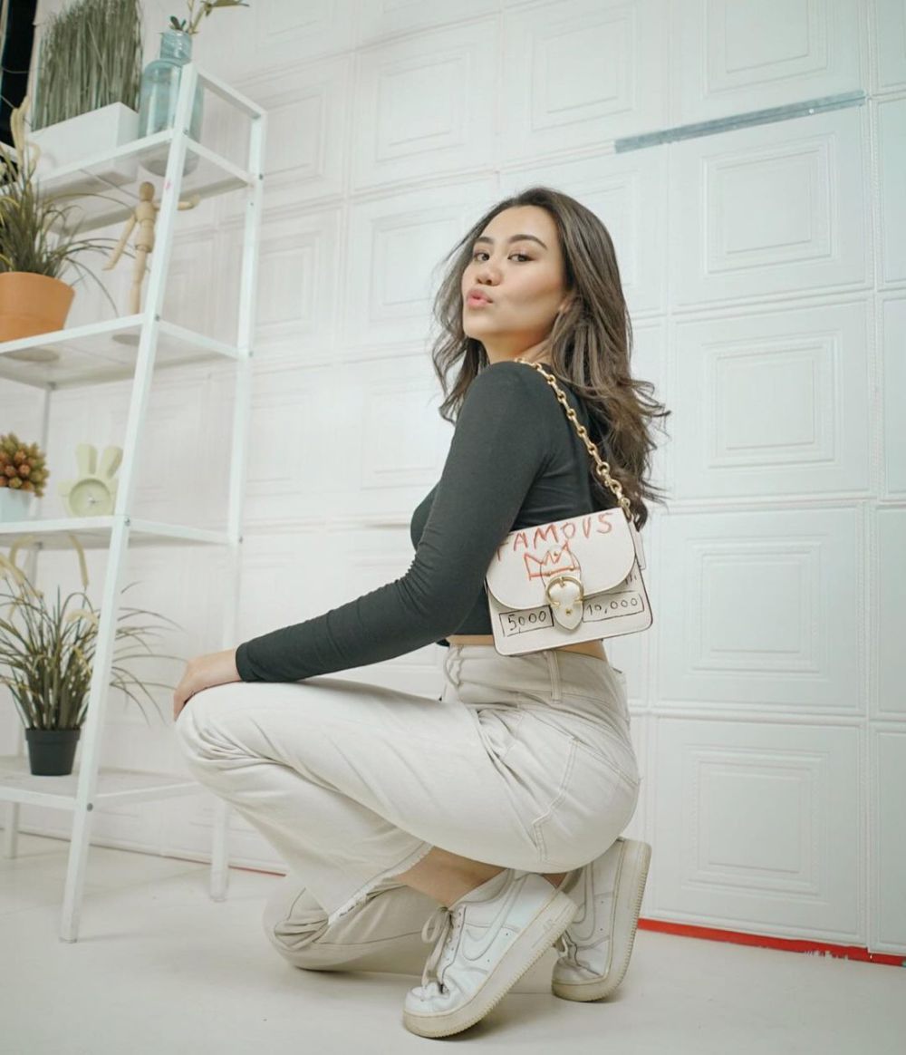 8 Ide Outfit White Sneakers Aaliyah Massaid, Tampil Kasual