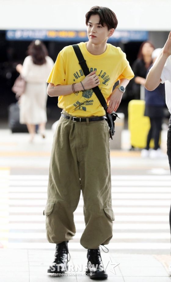 8 Gaya Airport Outfit ala Asahi TREASURE, Stylish Kekinian!