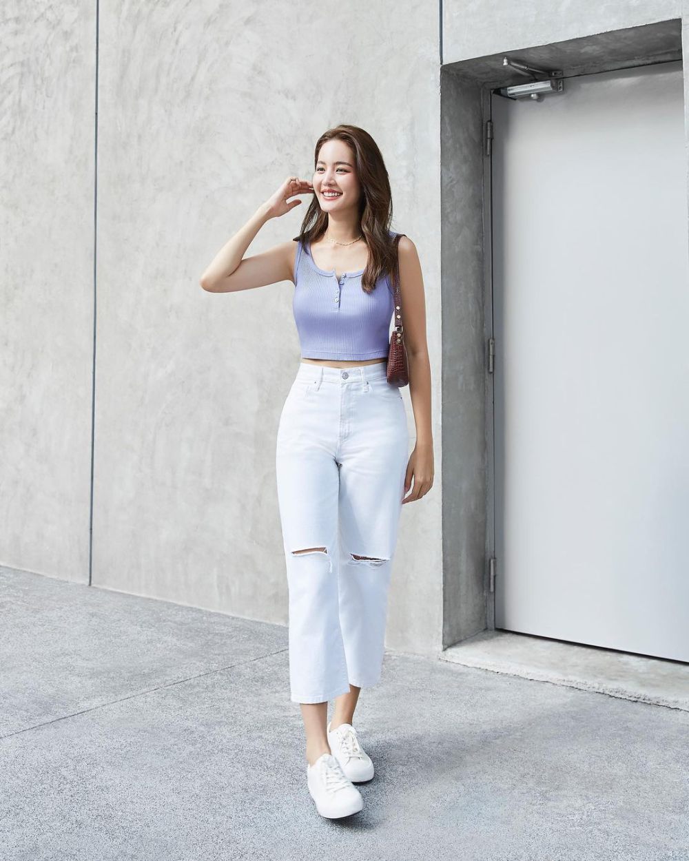 8 Ide Outfit Crop Top ala Bow Maylada, Modis Itu Gak Ribet