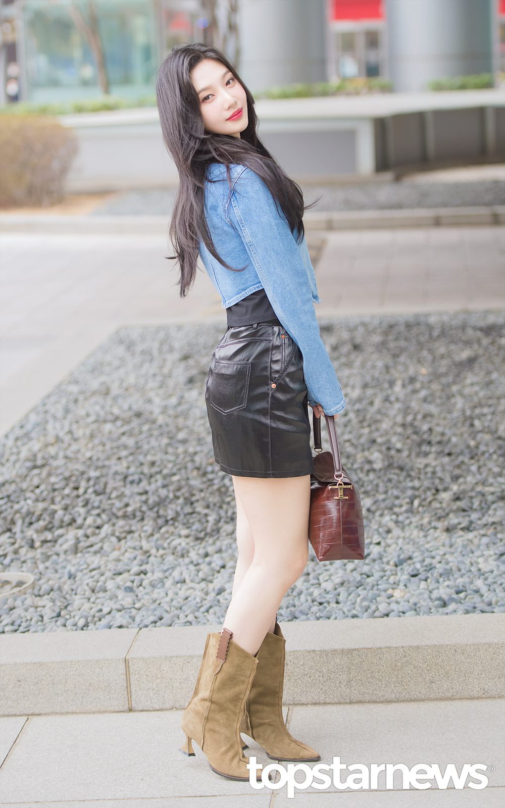 10 Inspirasi Leather Outfit ala Joy Red Velvet, Chic dan Edgy! 