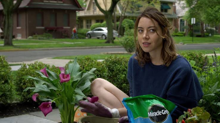 12 Serial Dibintangi Aubrey Plaza, Terbaru Agatha All Along!