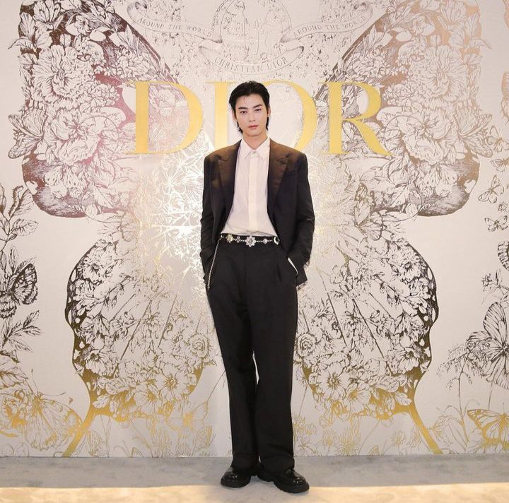 10 Inspirasi Gaya Formal ala Cha Eun Woo, Elegan dan Stylish!