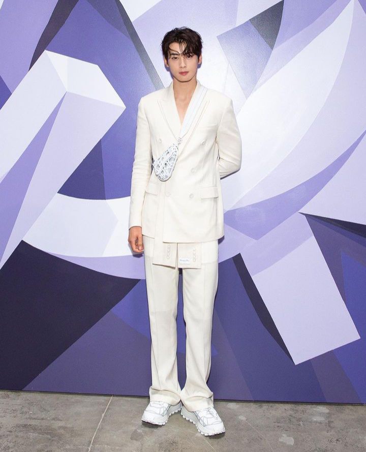 10 Inspirasi Gaya Formal ala Cha Eun Woo, Elegan dan Stylish!