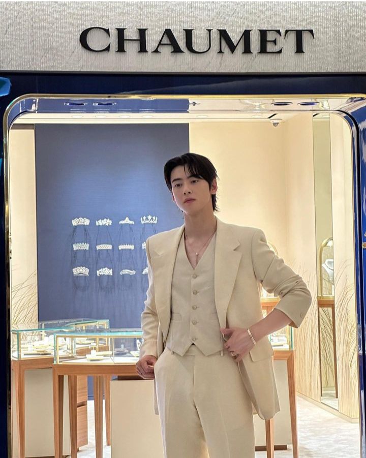 10 Inspirasi Gaya Formal ala Cha Eun Woo, Elegan dan Stylish!