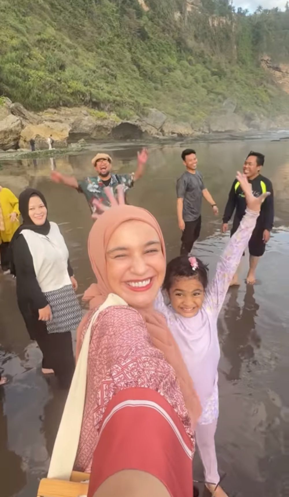 8 Potret Shireen Sungkar Sekeluarga Liburan ke Yogyakarta, Healing!