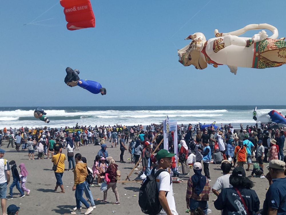 Ribuan Wisatawan Saksikan JIKF 2024 di Pantai Parangkusumo