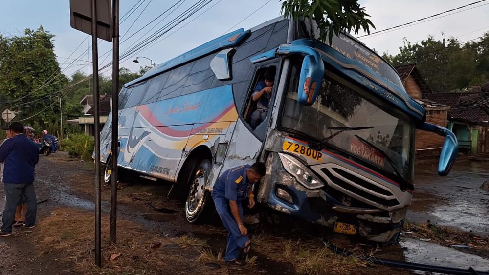 Bus Sugeng Rahayu dan Mira Bertabrakan di Ngawi