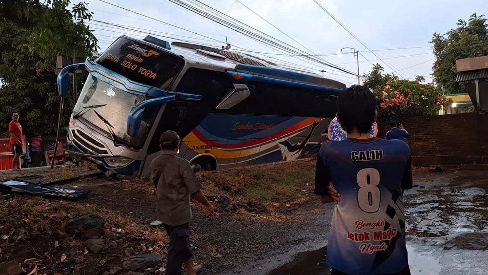 Bus Sugeng Rahayu dan Mira Bertabrakan di Ngawi