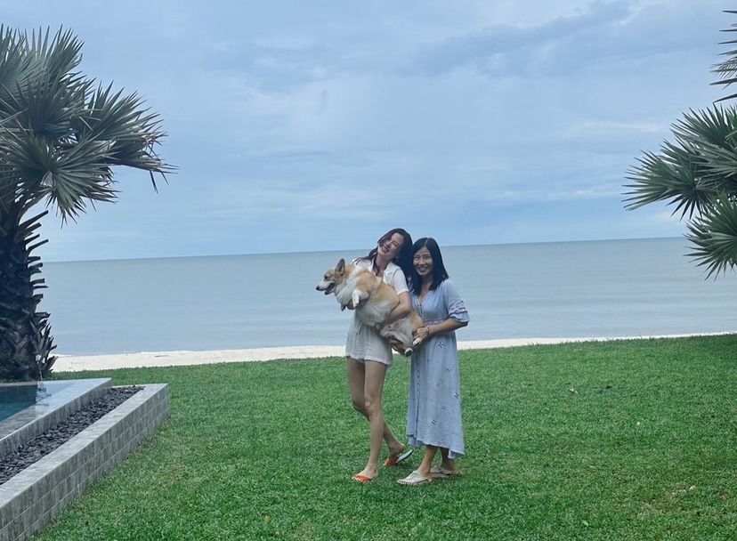 7 Potret Baifern Pimchanok Family Trip di Pantai