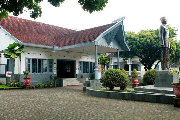 6 Destinasi Wisata Sejarah di Blitar, Ada Makam hingga Candi 