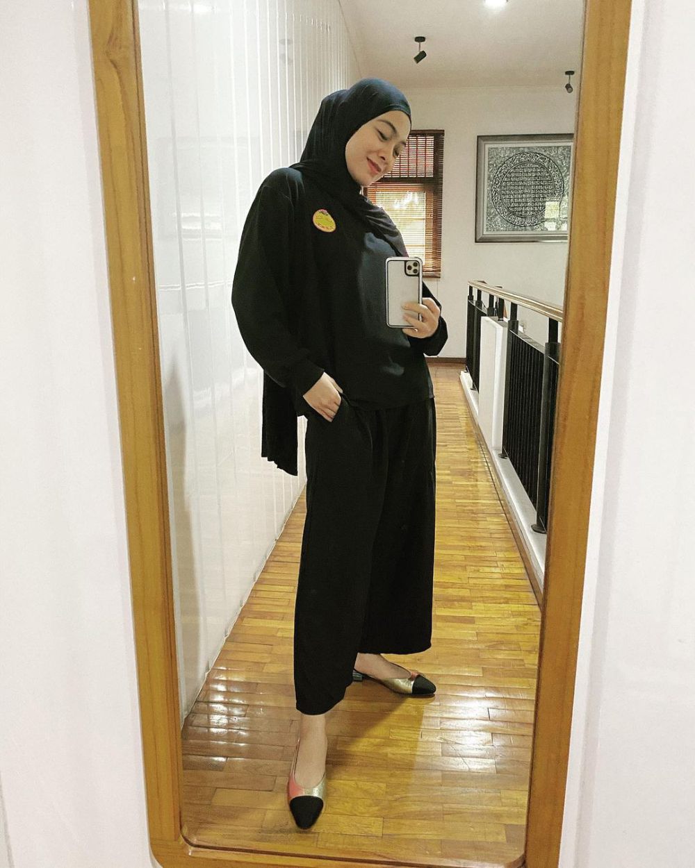 9 Gaya OOTD Hijab Dian Ayu Lestari saat Mirror Selfie, Super Kece!