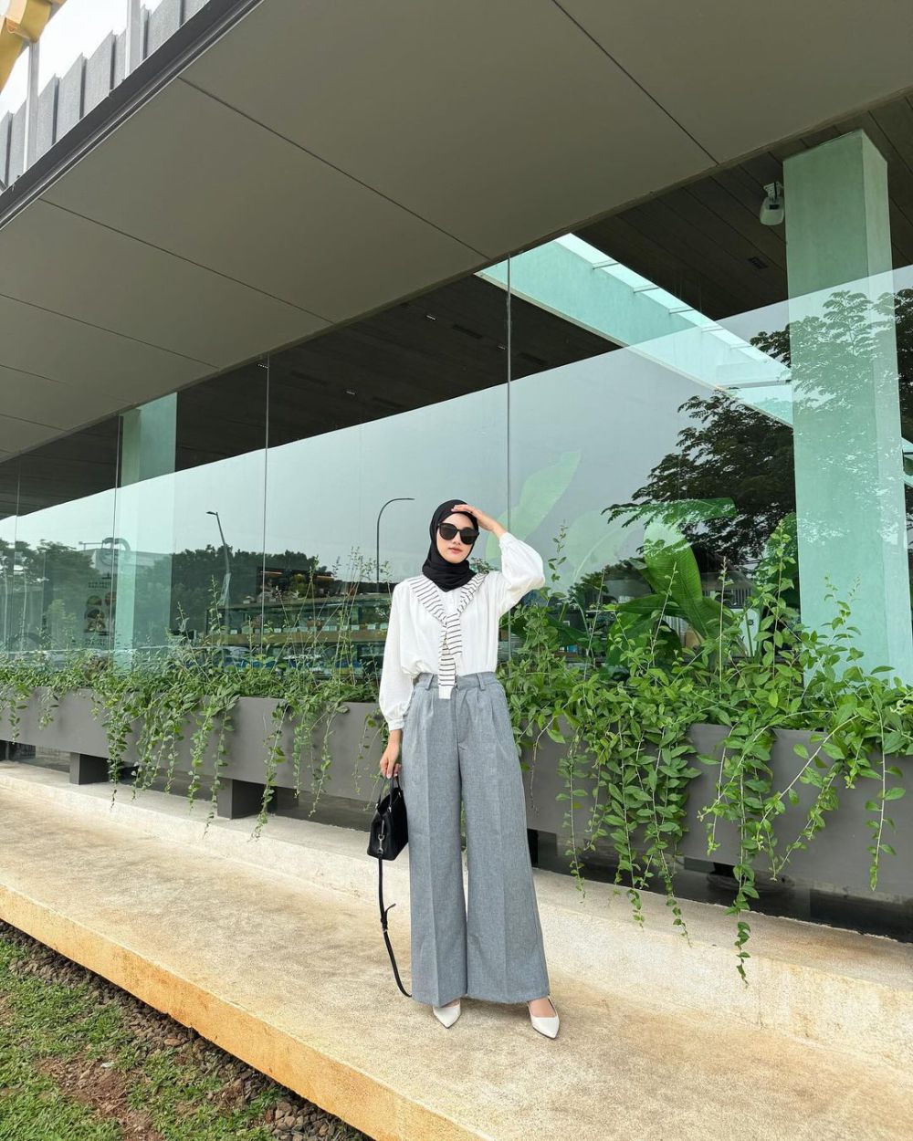 11 Inspirasi Outfit Business Casual ala Rania Sukandari, Stylish!