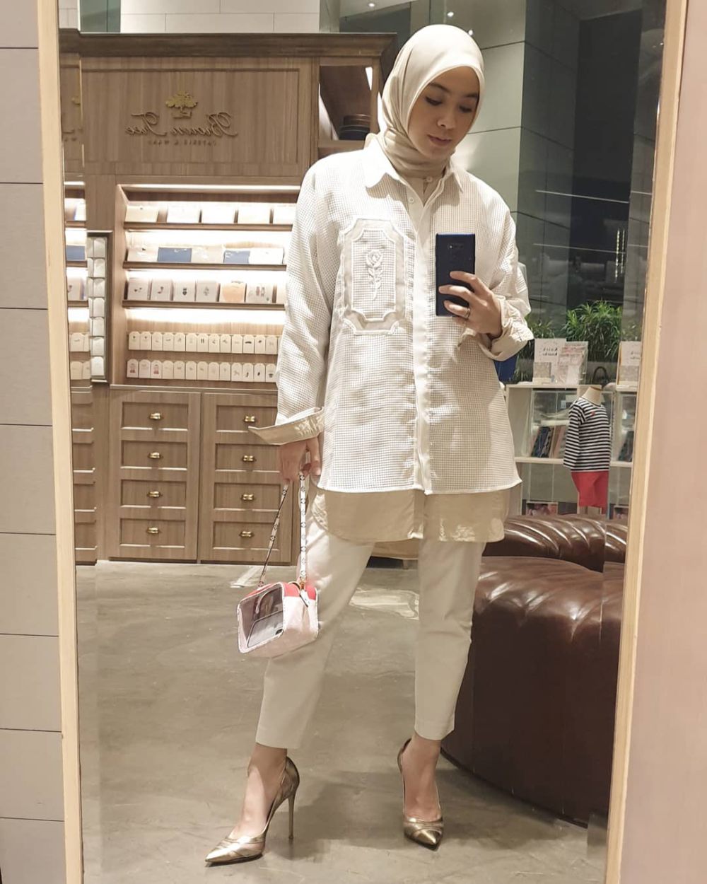 9 Gaya OOTD Hijab Dian Ayu Lestari saat Mirror Selfie, Super Kece!