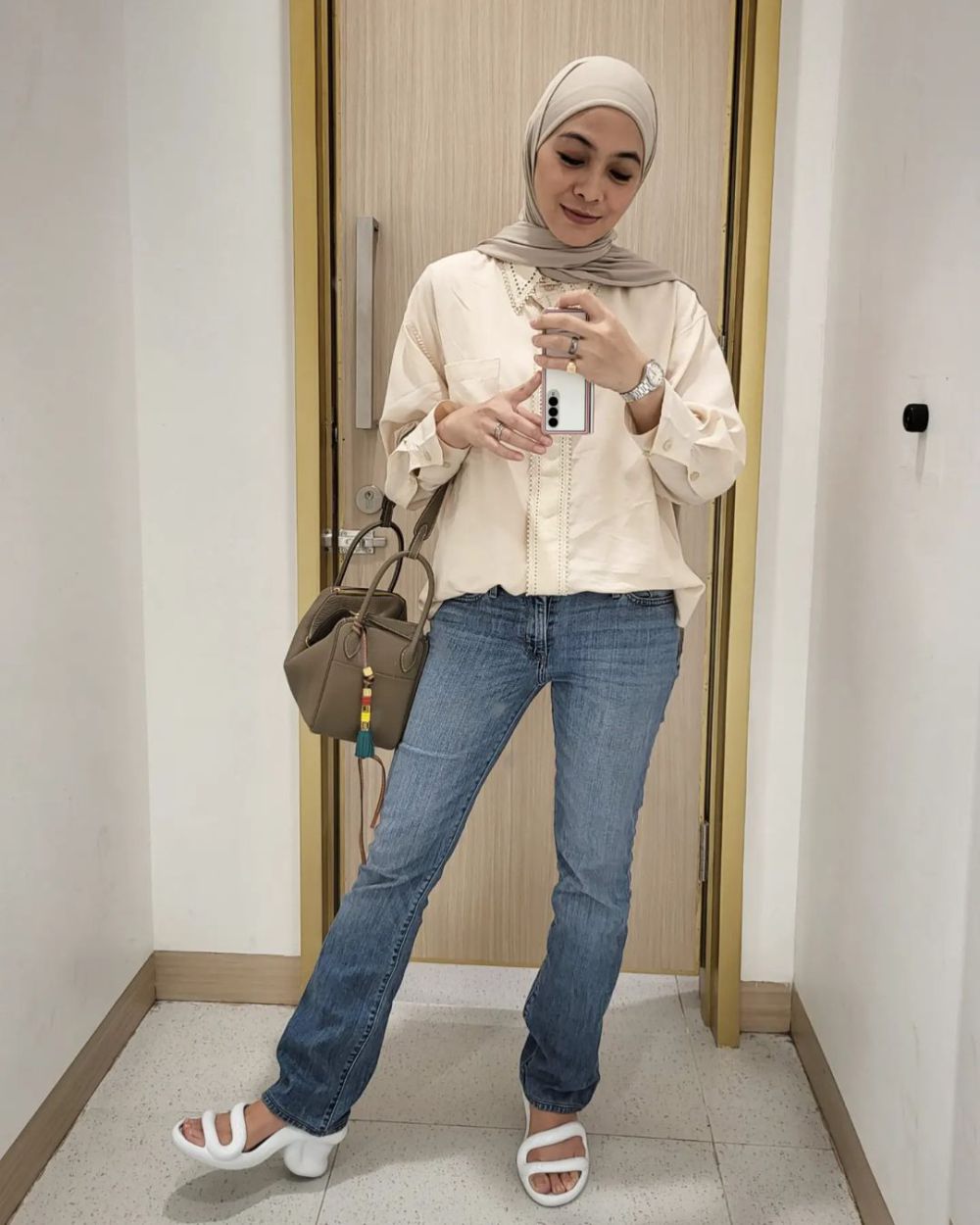 9 Gaya OOTD Hijab Dian Ayu Lestari saat Mirror Selfie, Super Kece!