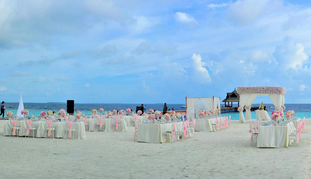 4 Gaya Penataan Kursi untuk Resepsi Pernikahan di Pantai