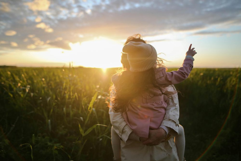 5 Pentingnya Memeluk Anak bagi Orangtua yang Sering Bepergian