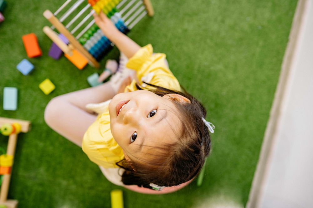 5 Tips Mengantar Anak Pertama Masuk Sekolah, Ciptakan Suasana Santai