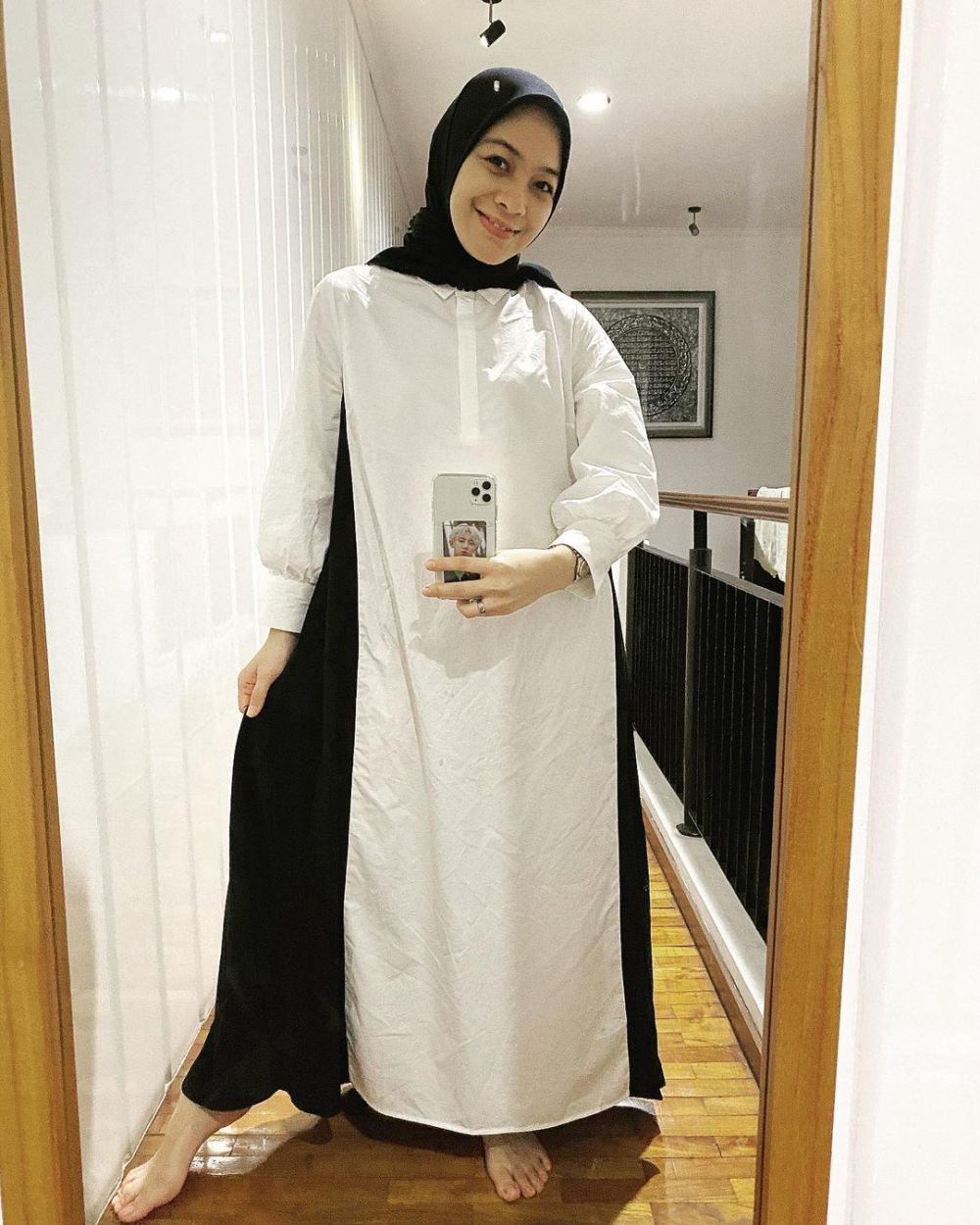 9 Gaya OOTD Hijab Dian Ayu Lestari saat Mirror Selfie, Super Kece!