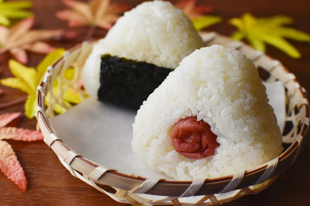 5 Alasan Mengapa Orang Jepang Begitu Suka pada Onigiri