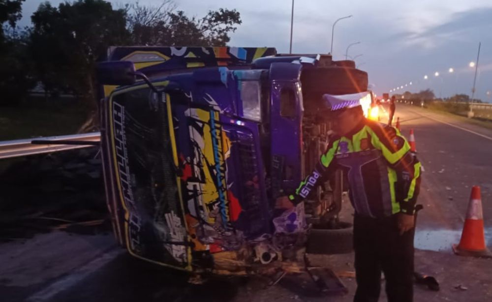 Bus Harapan Jaya Tabrak Truk di Tol Jombang, 1 Korban Tewas