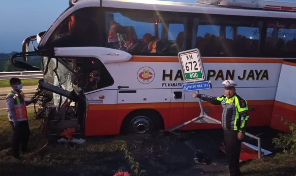Bus Harapan Jaya Tabrak Truk di Tol Jombang, 1 Korban Tewas