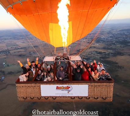 7 Potret Gempi dan Gisel Liburan Naik Balon Udara di Australia