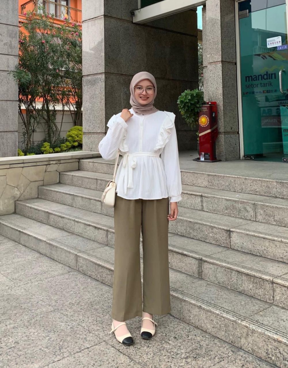 9 Ide OOTD Office Look Hijab Minimalis ala Lutvy Putri, Kerja Nyaman dan Modis!