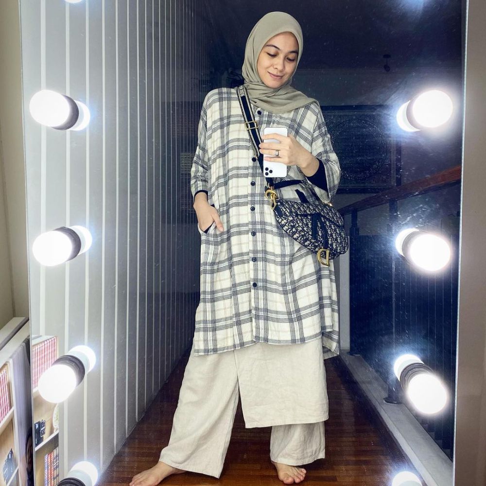 9 Gaya OOTD Hijab Dian Ayu Lestari saat Mirror Selfie, Super Kece!