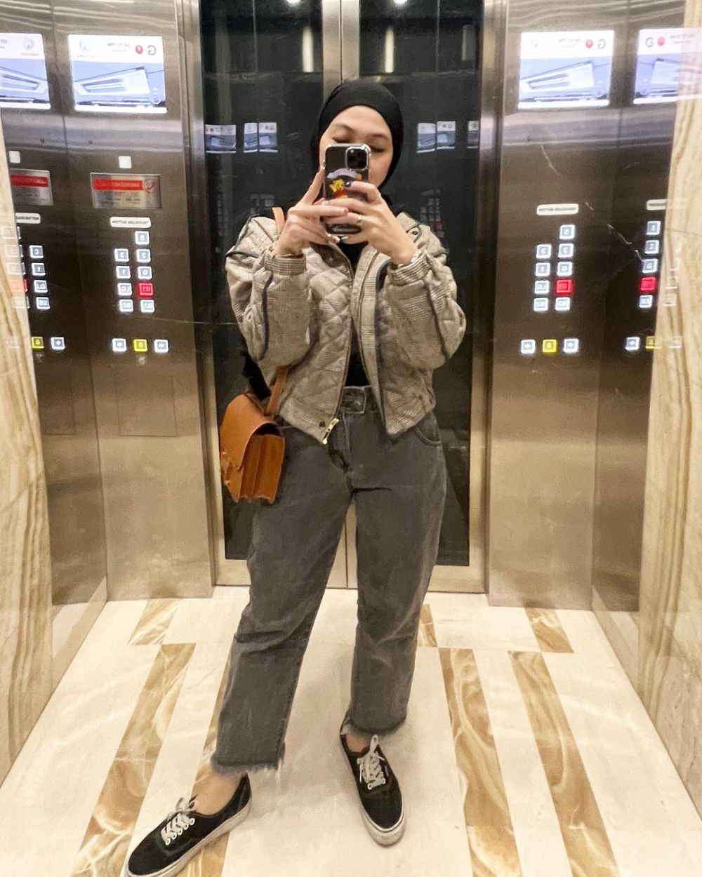 9 Gaya OOTD Hijab Dian Ayu Lestari saat Mirror Selfie, Super Kece!