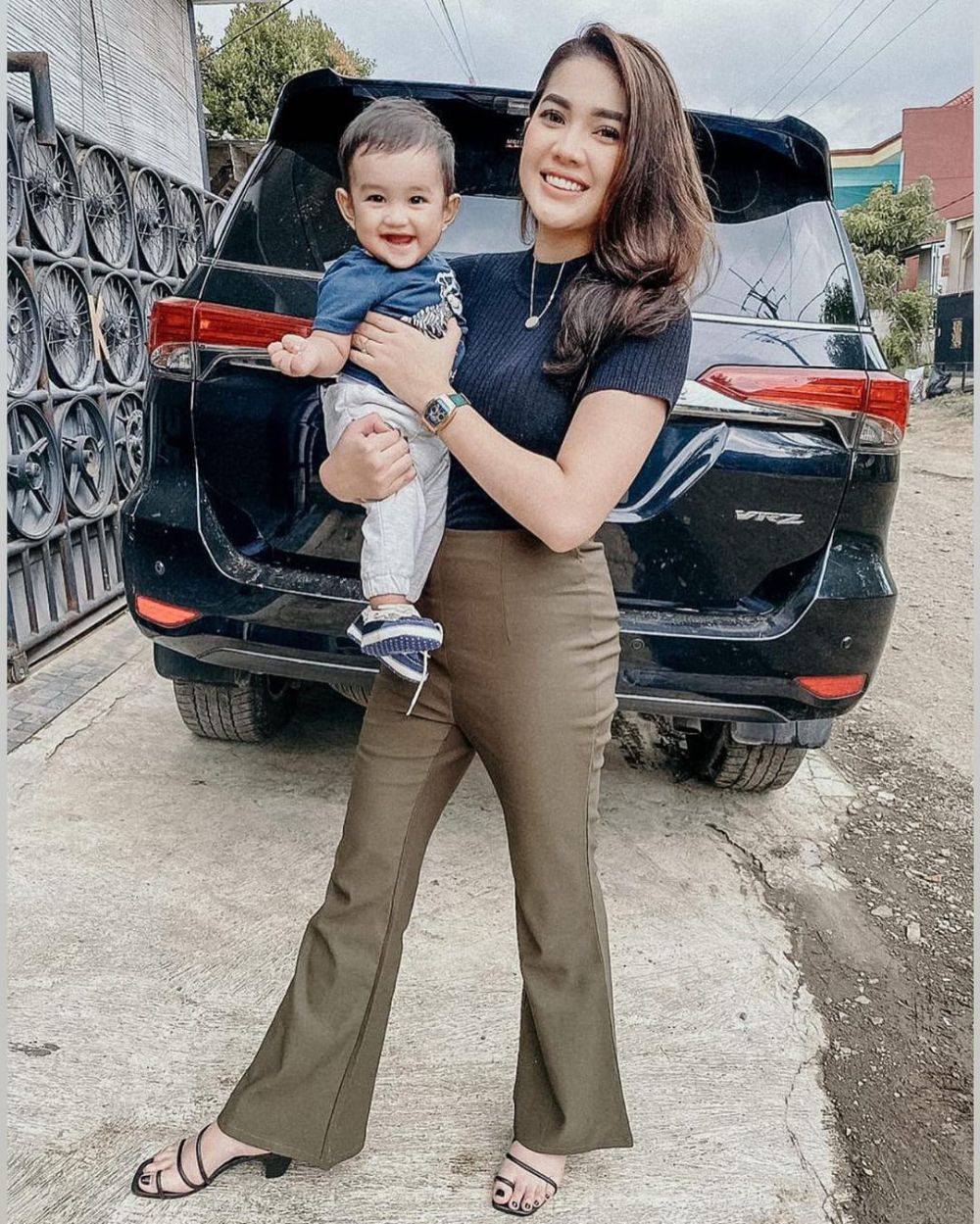 7 Ide Outfit Momong Anak ala Raya Kitty, Ibu Muda Kece!