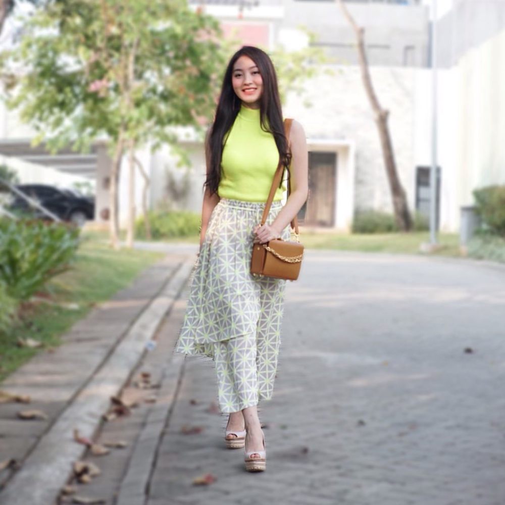 9 Inspirasi Outfit Ngantor ala Natasha Wilona, Modis dan Elegan!