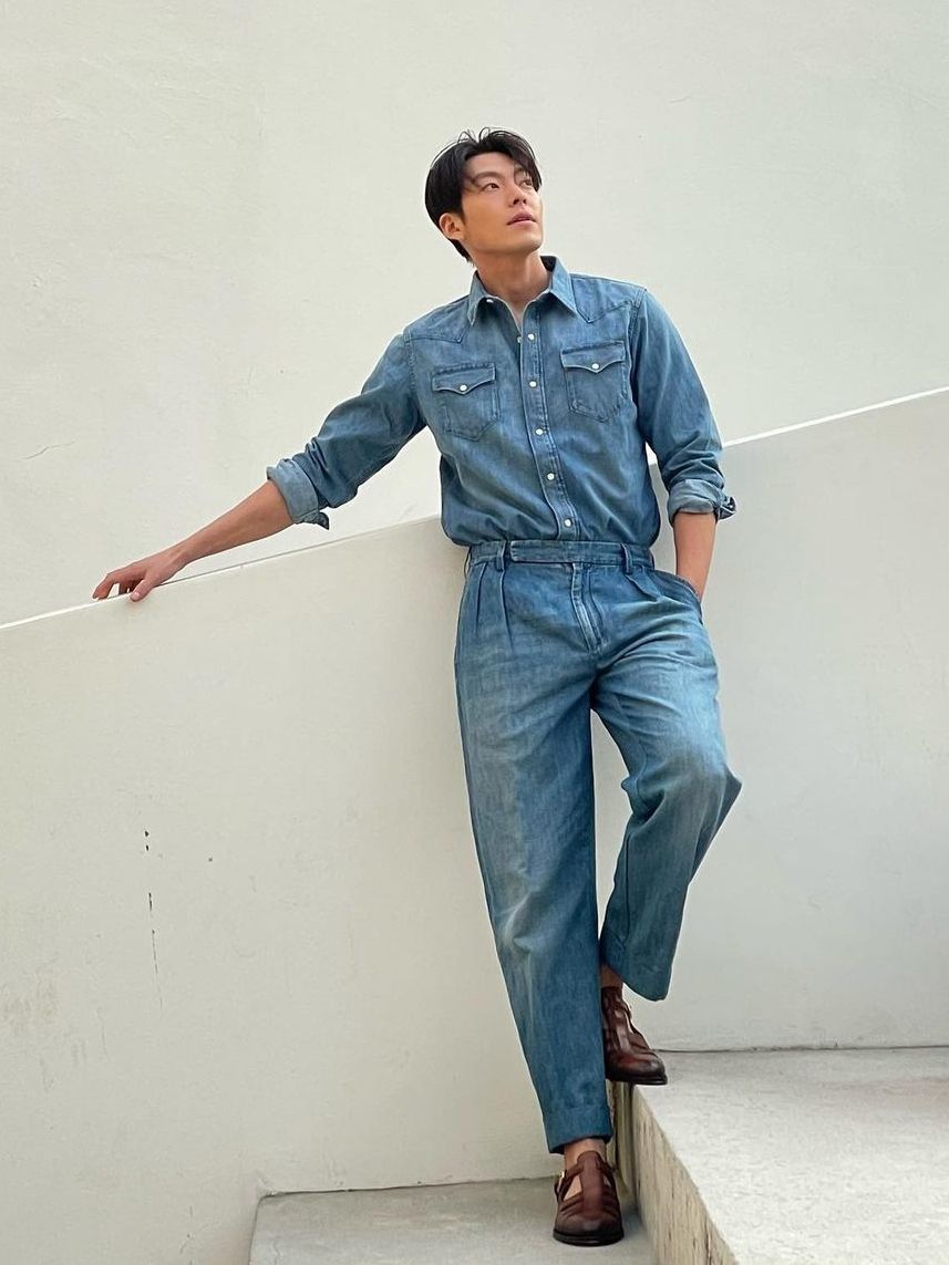 7 Ide OOTD Nuansa Biru ala Kim Woo Bin, Gayanya Fresh dan Manly!