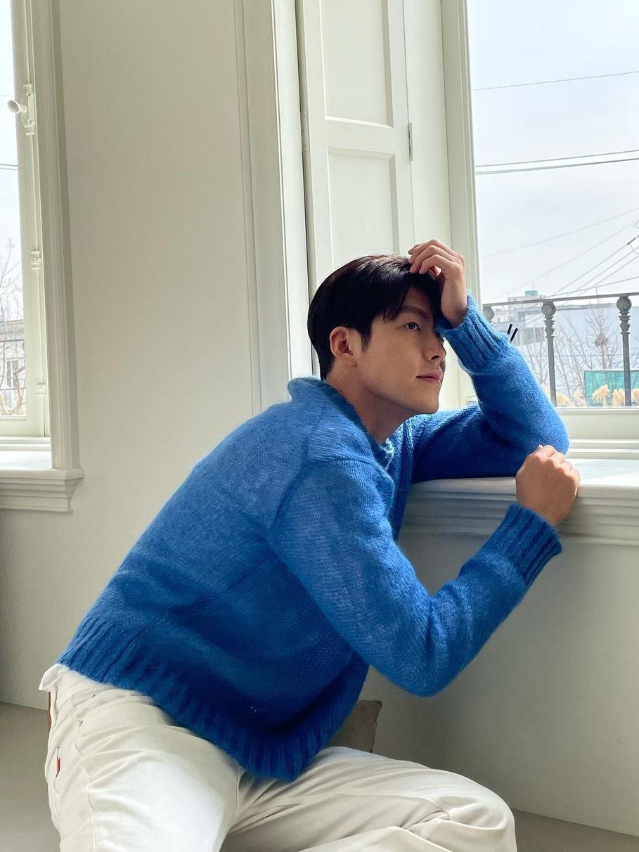 7 Ide OOTD Nuansa Biru ala Kim Woo Bin, Gayanya Fresh dan Manly!