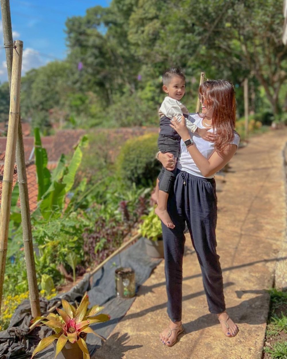 7 Ide Outfit Momong Anak ala Raya Kitty, Ibu Muda Kece!