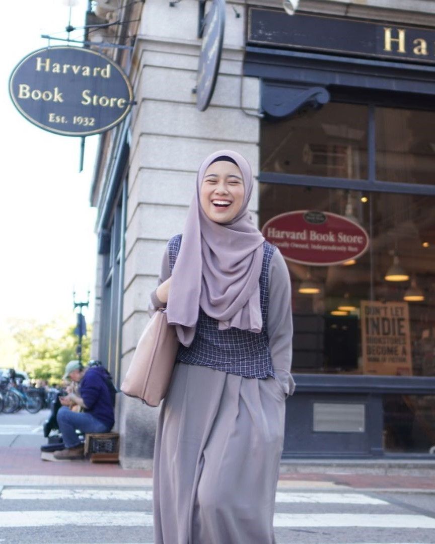 8 Inspirasi Outfit ala Zhafira Aqyla, Tampil Modis dalam Busana Hijab