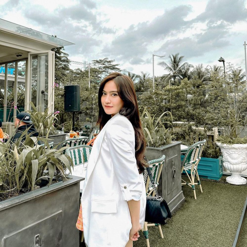 11 Ide OOTD Nuansa Putih ala Salshabilla Adriani, Super Stunning