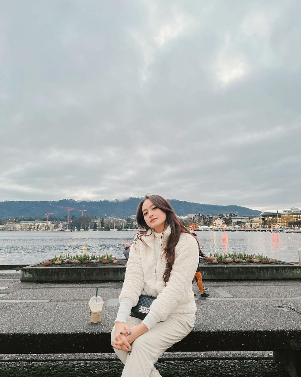 11 Ide OOTD Nuansa Putih ala Salshabilla Adriani, Super Stunning