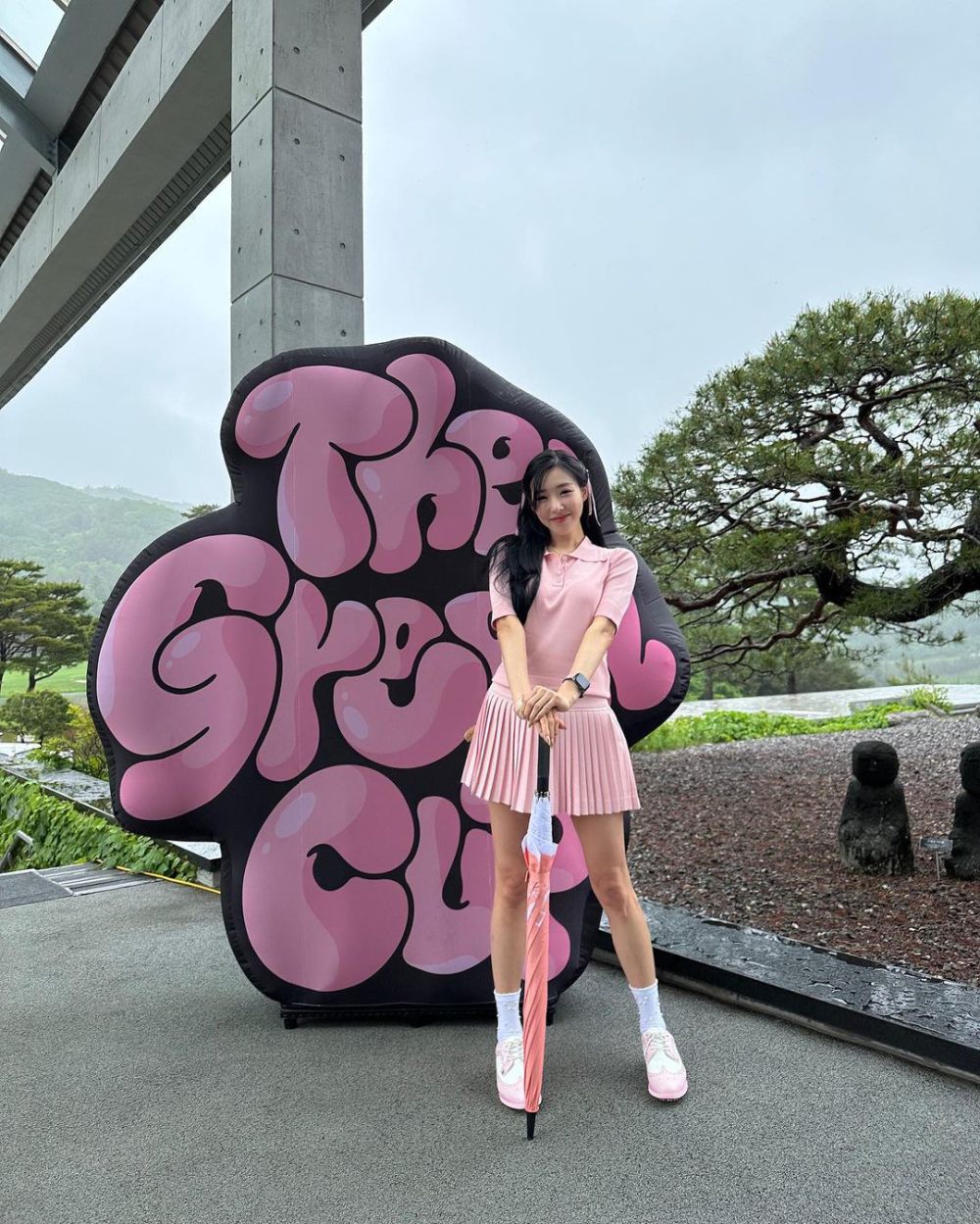 10 Ide OOTD Serba Pink ala Tiffany SNSD, Sweet and Chic Look!