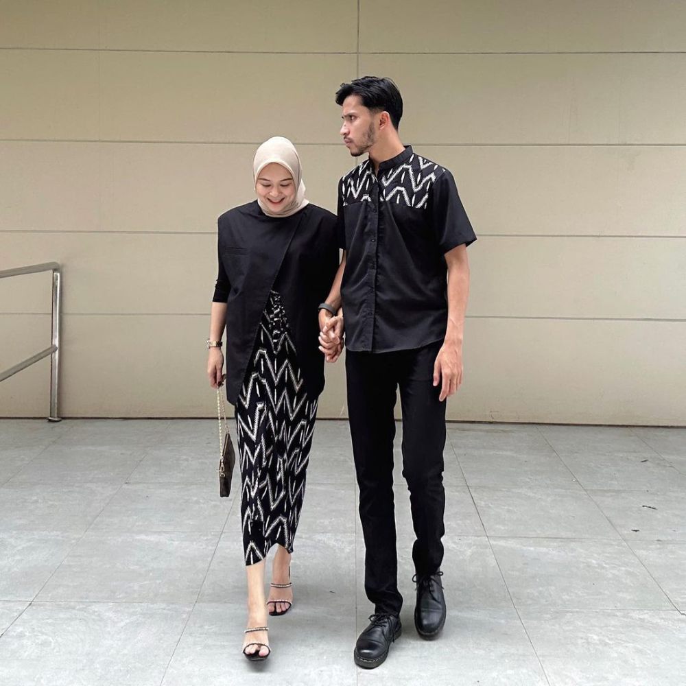 7 Referensi Outfit Kondangan Couple ala Winda Anggreini, Ciamik!