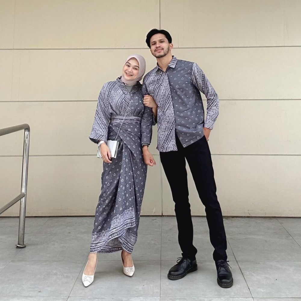 7 Referensi Outfit Kondangan Couple ala Winda Anggreini, Ciamik!