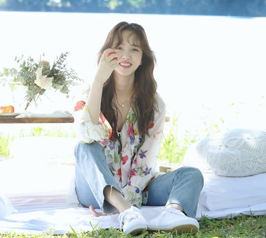 7 Inspirasi Outfit Casual ala Kim So Hyun, Cocok Buat Hangout!