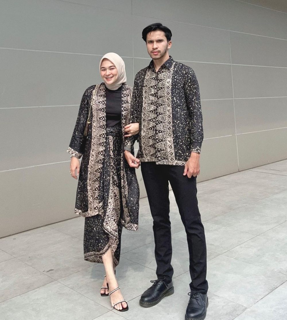 7 Referensi Outfit Kondangan Couple ala Winda Anggreini, Ciamik!