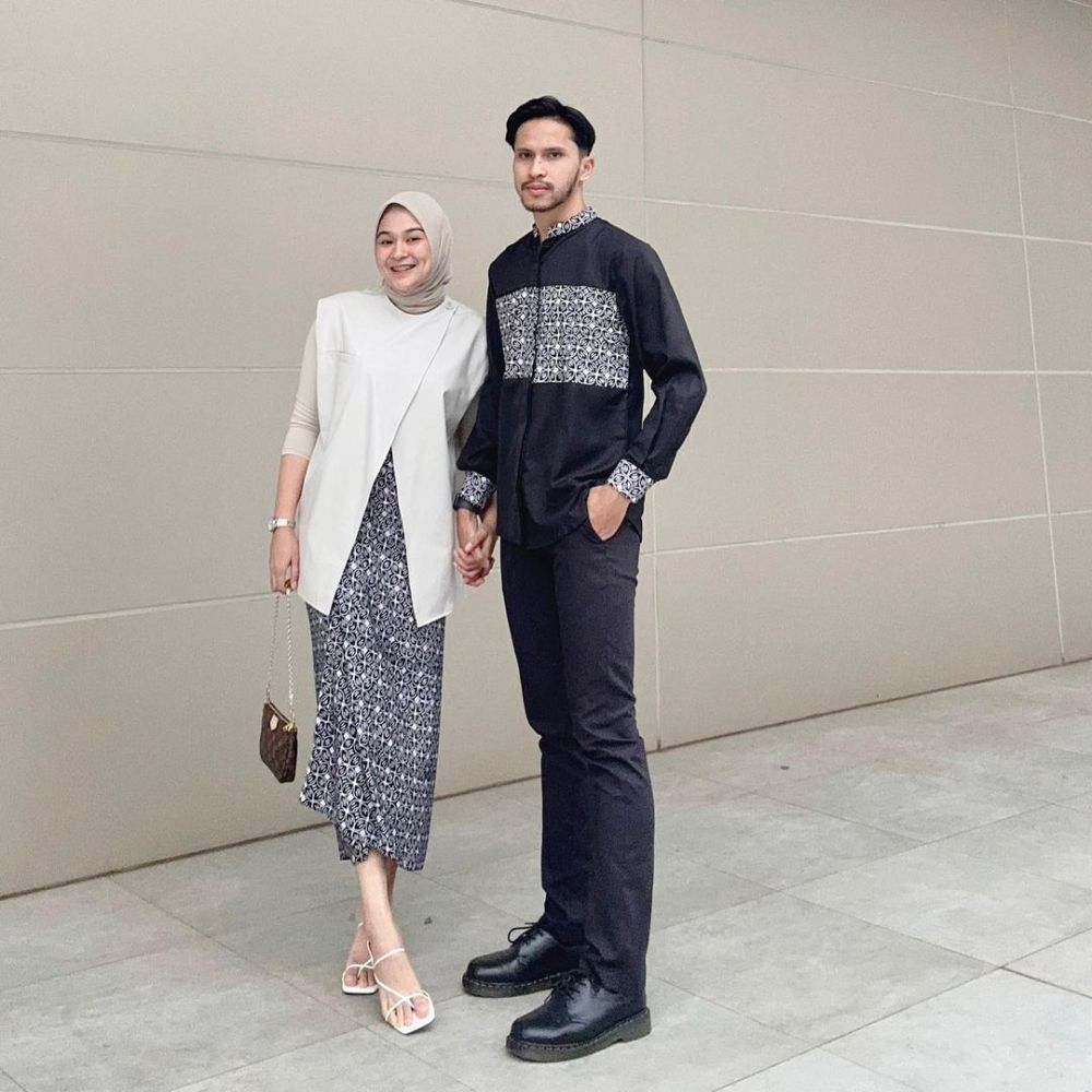 7 Referensi Outfit Kondangan Couple ala Winda Anggreini, Ciamik!