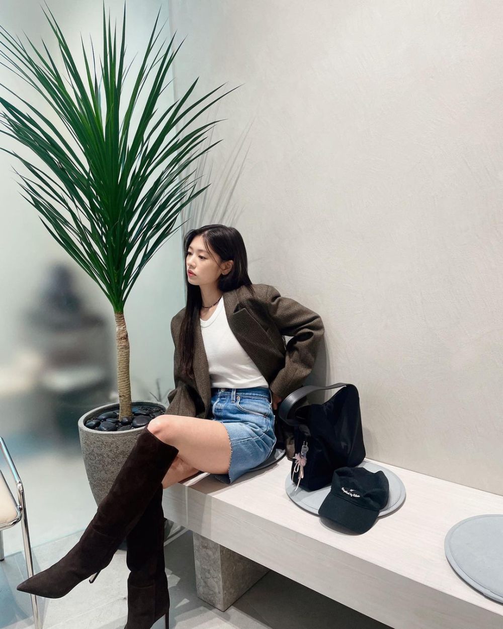 7 Inspirasi Layering Outfit ala Jung So-min, Playful buat Hangout