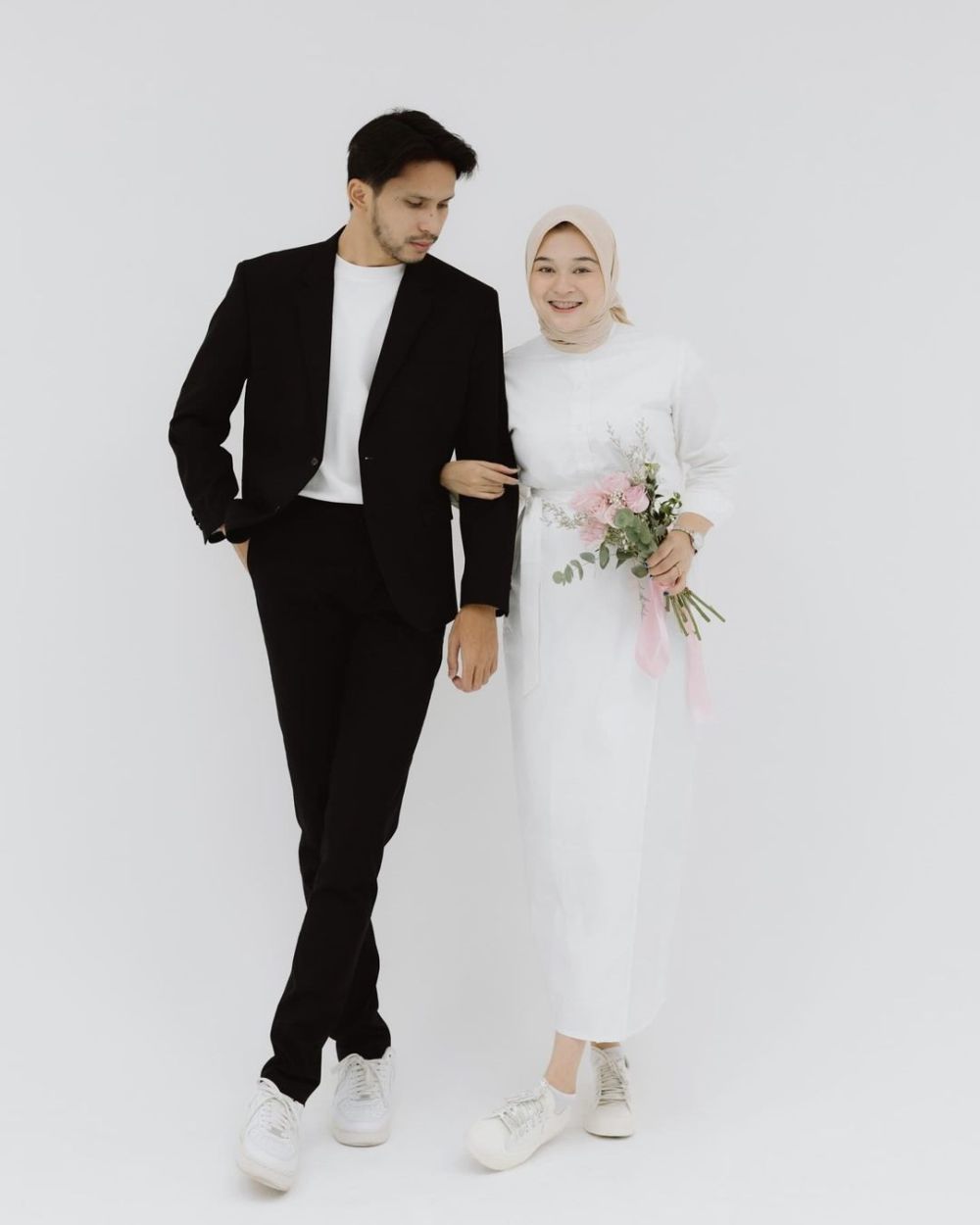 7 Referensi Outfit Kondangan Couple ala Winda Anggreini, Ciamik!